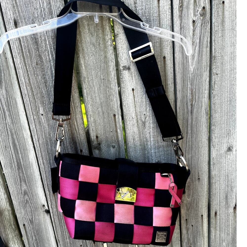 Harveys Seatbelt Bag - Breast Cancer Awareness (Limited Edition)
